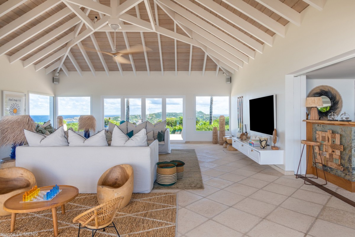 Poppy - 3-bedroom luxury villa in Poppy

        
        
            
                Mont Jean - Image 19