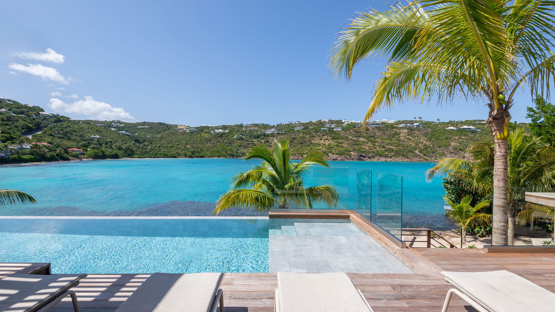 Linda - 5-bedroom luxury villa in Linda

        
        
            
                Marigot
            
            
                                     Waterfront - Image 7