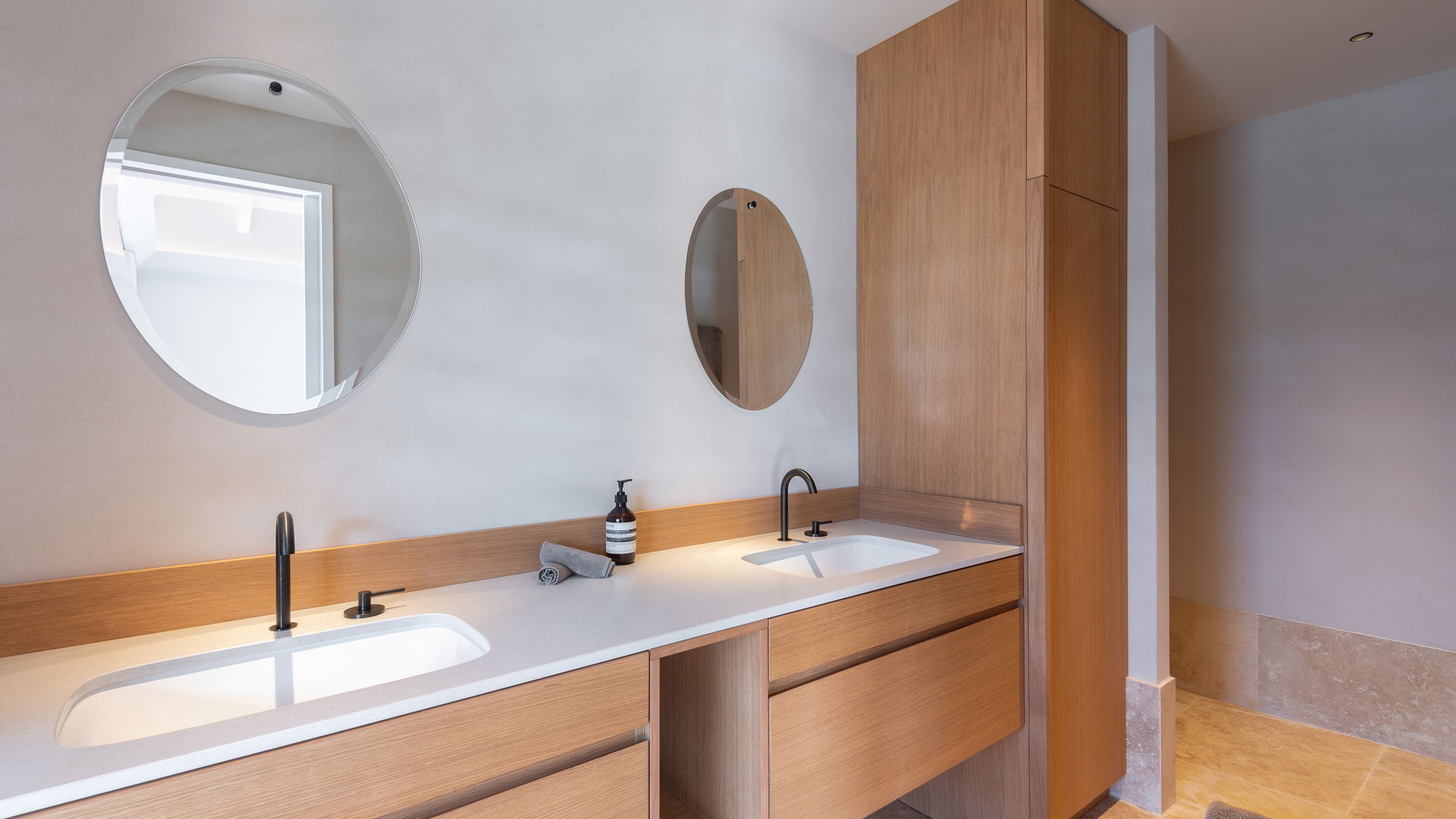 Linda - 5-bedroom luxury villa in Linda

        
        
            
                Marigot
            
            
                                     Waterfront - Image 69