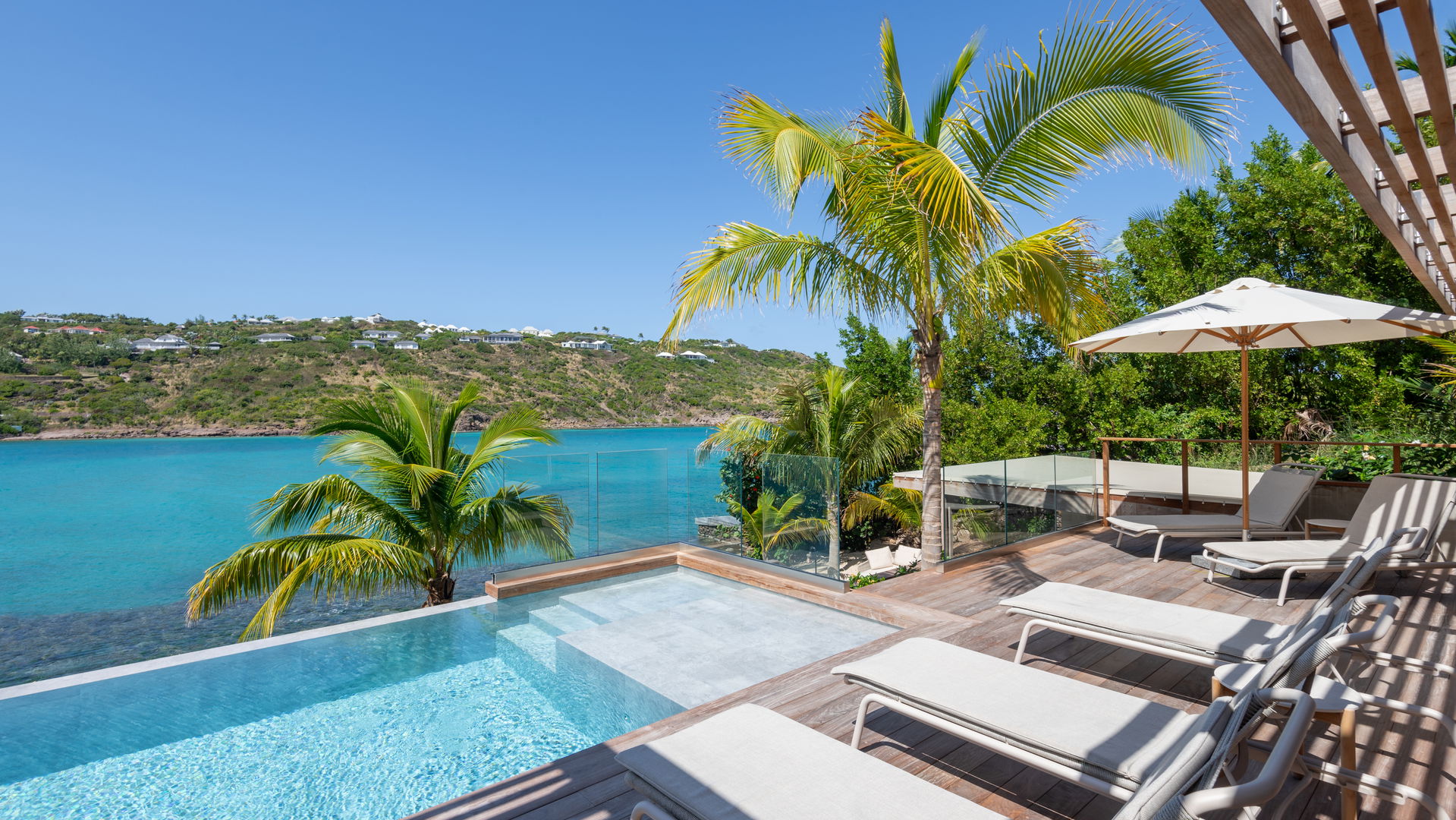 Linda - 5-bedroom luxury villa in Linda

        
        
            
                Marigot
            
            
                                     Waterfront - Image 8