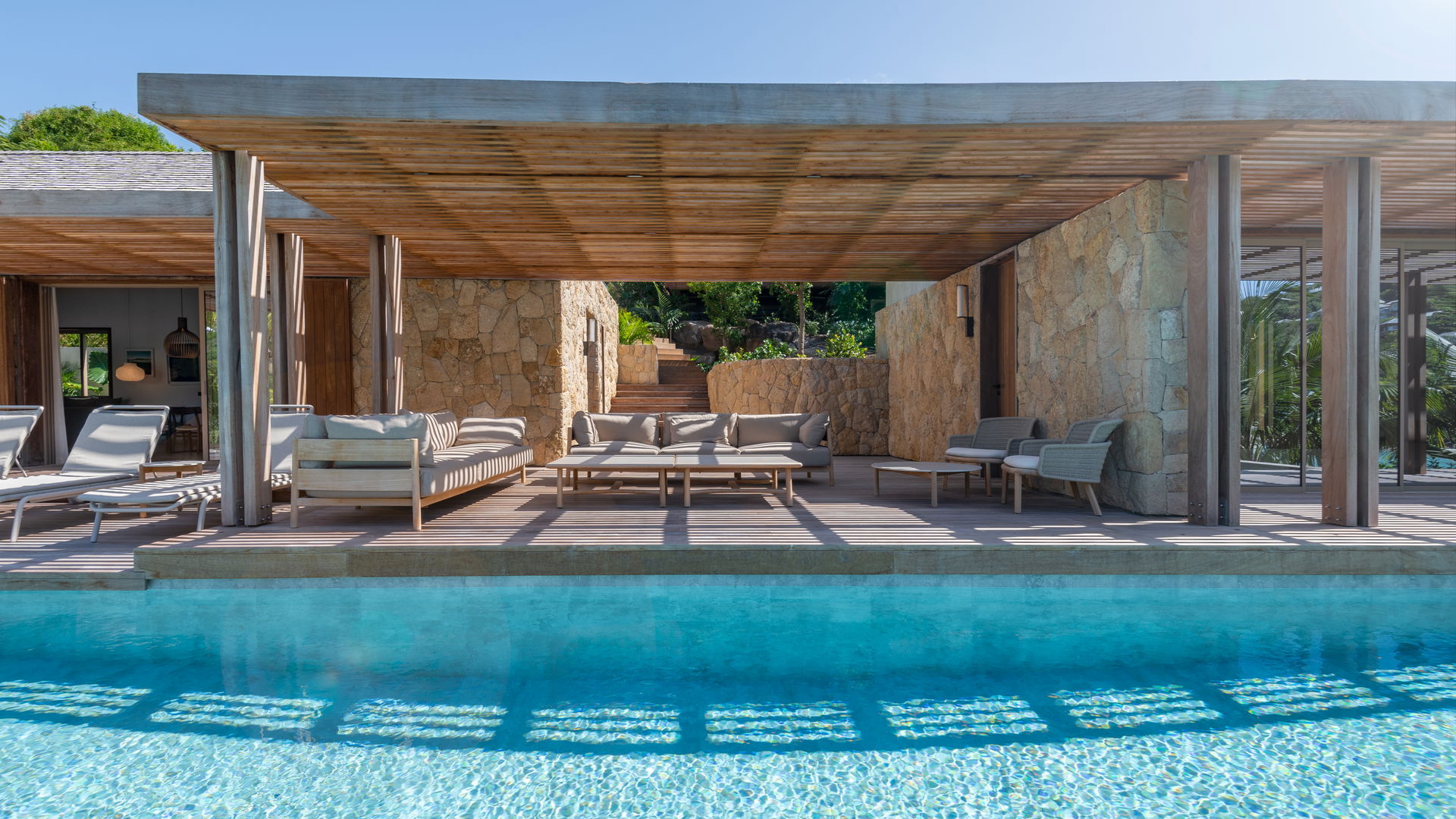 Linda - 5-bedroom luxury villa in Linda

        
        
            
                Marigot
            
            
                                     Waterfront - Image 60