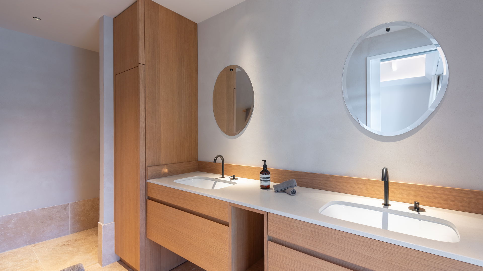 Linda - 5-bedroom luxury villa in Linda

        
        
            
                Marigot
            
            
                                     Waterfront - Image 68