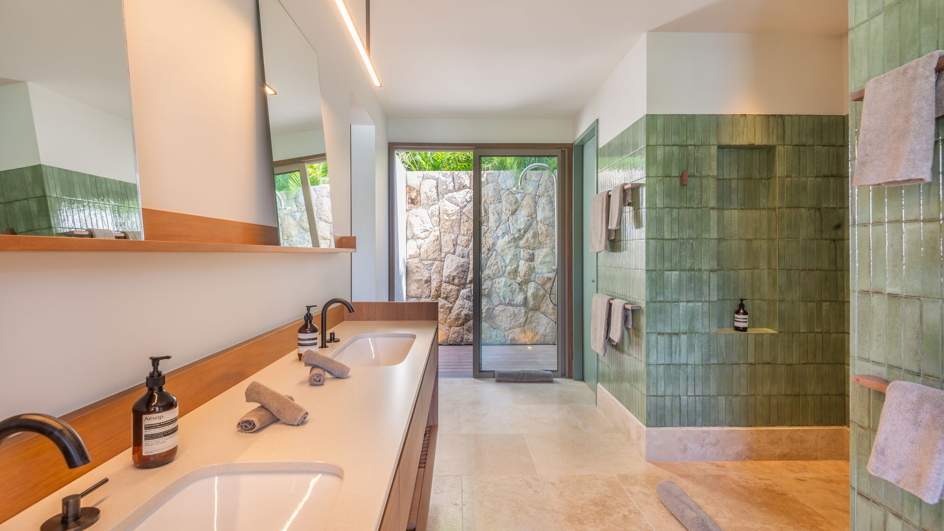 Linda - 5-bedroom luxury villa in Linda

        
        
            
                Marigot
            
            
                                     Waterfront - Image 67