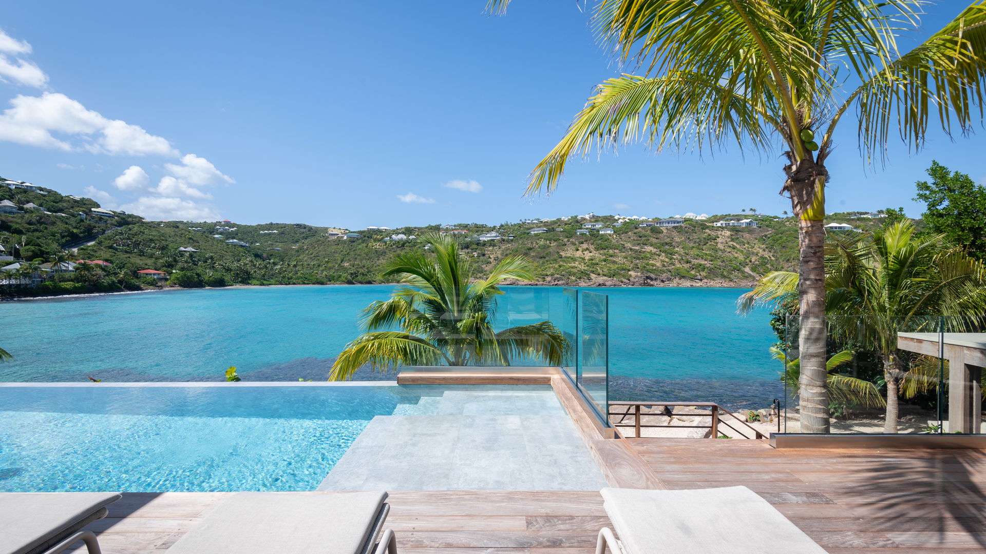 Linda - 5-bedroom luxury villa in Linda

        
        
            
                Marigot
            
            
                                     Waterfront - Image 84